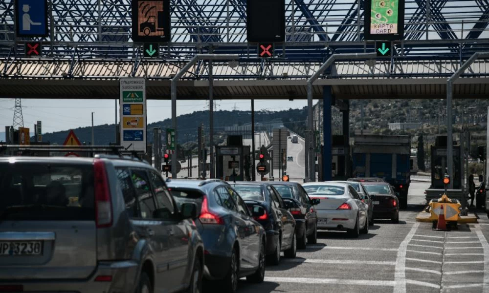 Ένα βήμα πιο κοντά στην καθολική απαγόρευση κυκλοφορίας: Ουρές στα διόδια Ελευσίνας - Εγκαταλείπουν την Αθήνα!